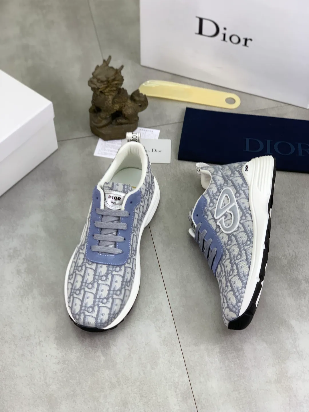 Men's shoes 💰P420 New Dior Chrono 2025 new product B30 series, in white and black fly woven series, decorated with computer-printed CD logo on both sides, star patch on the tongue and Dior logo on the heel, many details highlight the style. The interior is matched with the original color matching mesh, and the interior of the body is supported by low-temperature shaping sheets, and is filled with light feather cotton to keep the interior full and soft against the feet. The exclusive open-molded outsole adopts a one-piece molding process, so there is no need to worry about problems such as the opening and falling of sole decorative accessories. It is light and comfortable to wear, yet strong and wear-resistant. The two-color shoelaces are accessorized with exquisite metal five-pointed star pendants, creating a high-end, trendy and casual look at all times. Color: 5️⃣ colors available, code number: 38-44 (45 customized)